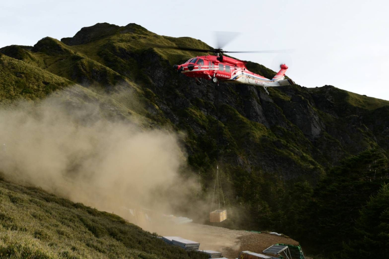 2025.11.24奇萊山屋｜開始興建，直升機陸續吊掛28噸建材上山，期望12月底能完成組裝竣工